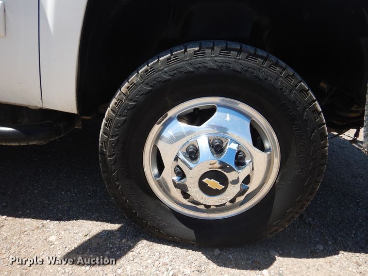 image for item GE9362 2013 Chevrolet Silverado 3500HD  Crew Cab flatbed pickup truck