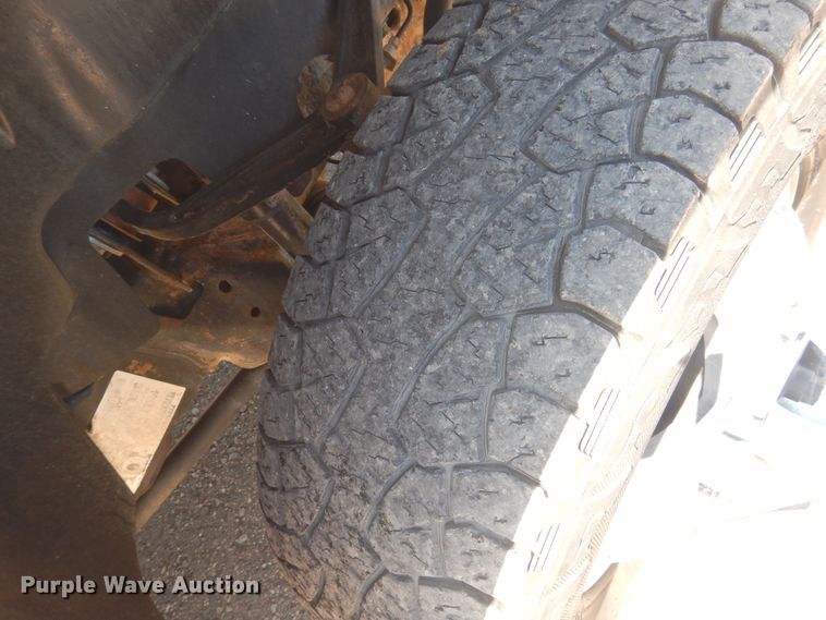 image for item GE9362 2013 Chevrolet Silverado 3500HD  Crew Cab flatbed pickup truck