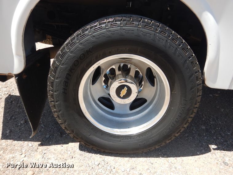 image for item GE9362 2013 Chevrolet Silverado 3500HD  Crew Cab flatbed pickup truck