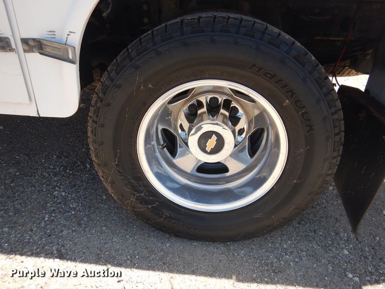 image for item GE9362 2013 Chevrolet Silverado 3500HD  Crew Cab flatbed pickup truck