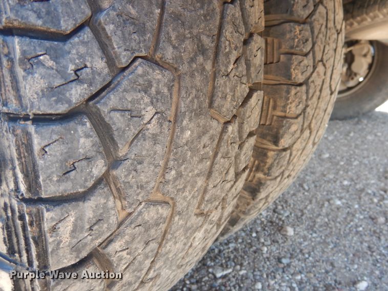 image for item GE9362 2013 Chevrolet Silverado 3500HD  Crew Cab flatbed pickup truck