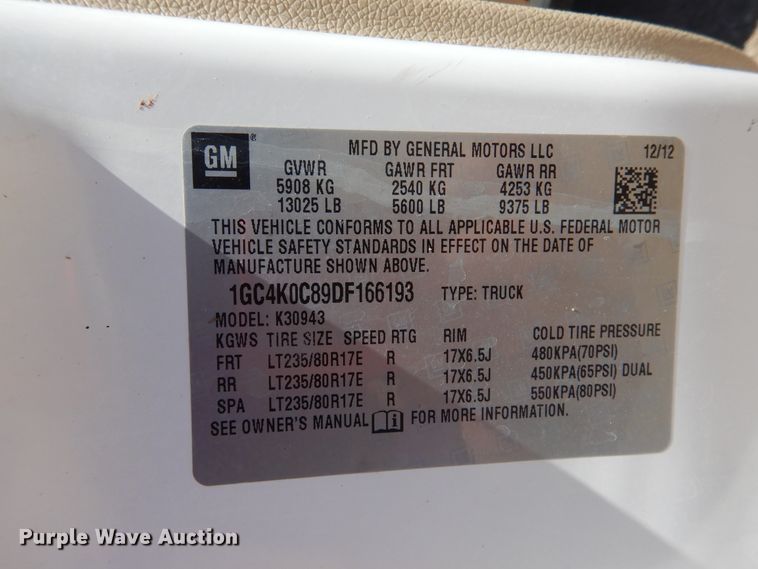 image for item GE9362 2013 Chevrolet Silverado 3500HD  Crew Cab flatbed pickup truck