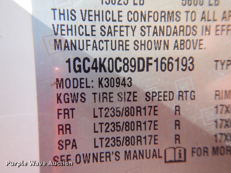 image for item GE9362 2013 Chevrolet Silverado 3500HD  Crew Cab flatbed pickup truck