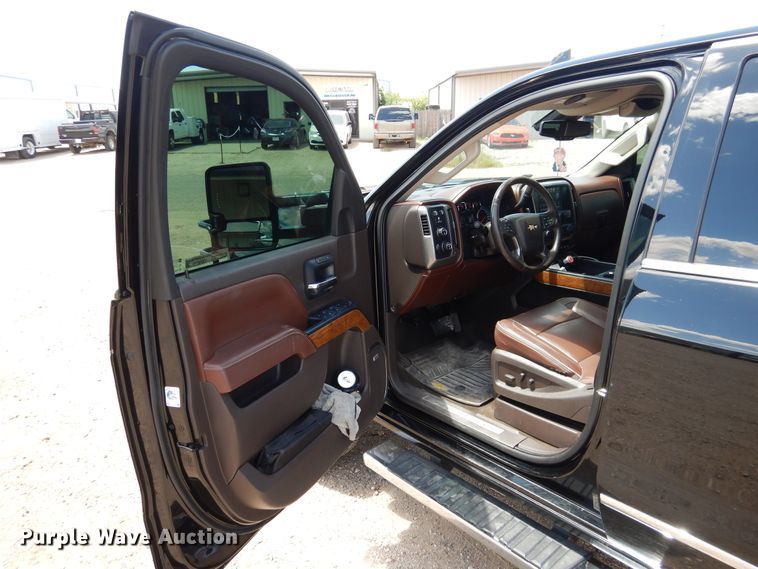 image for item GE9379 2016 Chevrolet Silverado 3500HD  Crew Cab pickup truck