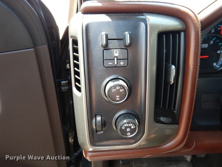 image for item GE9379 2016 Chevrolet Silverado 3500HD  Crew Cab pickup truck