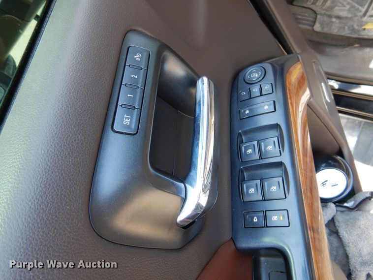 image for item GE9379 2016 Chevrolet Silverado 3500HD  Crew Cab pickup truck