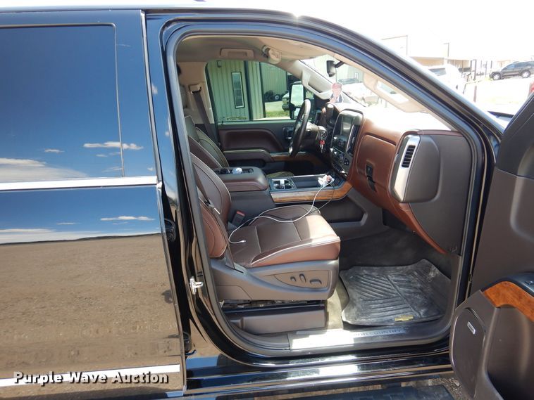 image for item GE9379 2016 Chevrolet Silverado 3500HD  Crew Cab pickup truck