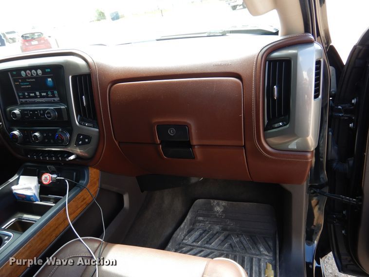 image for item GE9379 2016 Chevrolet Silverado 3500HD  Crew Cab pickup truck