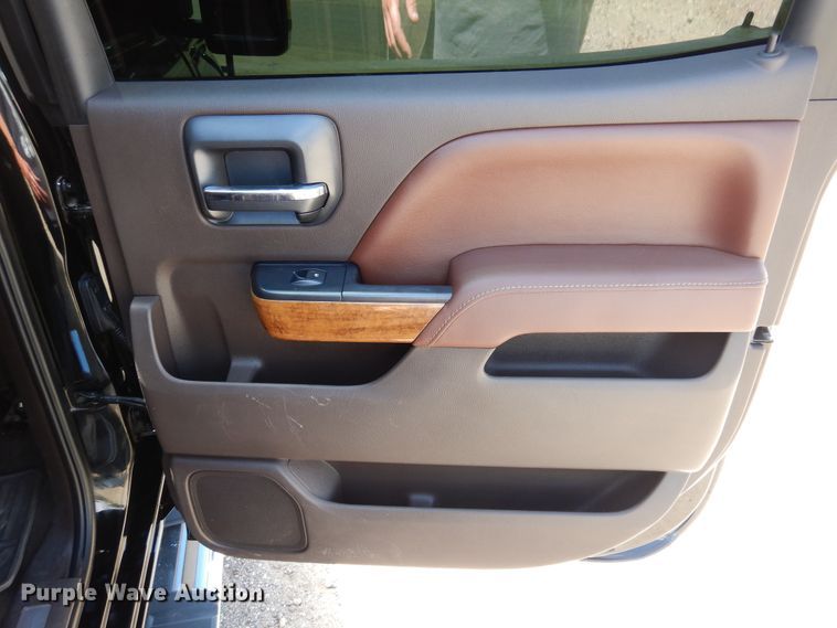 image for item GE9379 2016 Chevrolet Silverado 3500HD  Crew Cab pickup truck