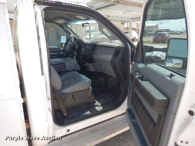 image for item GE9380 2011 Ford F550 Super Duty tow truck