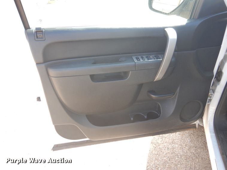 image for item GE9388 2011 Chevrolet Silverado 1500  Crew Cab pickup truck