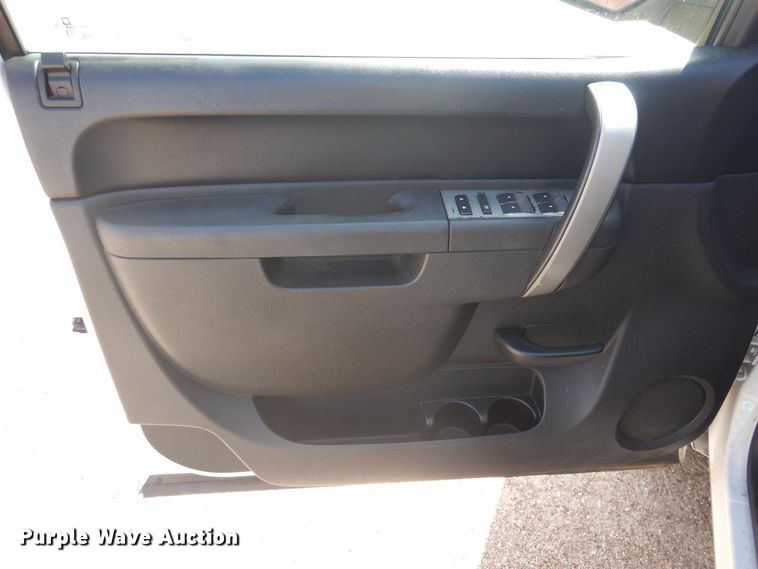 image for item GE9388 2011 Chevrolet Silverado 1500  Crew Cab pickup truck