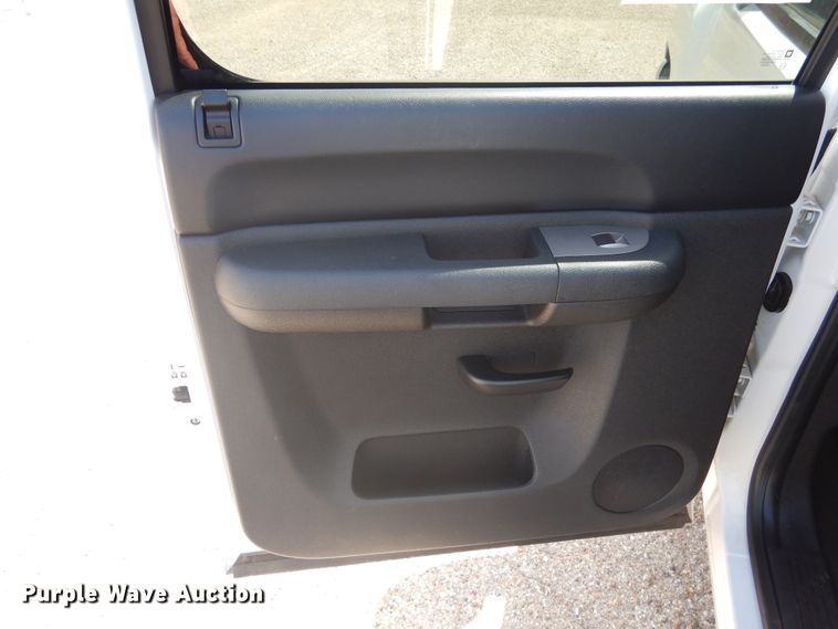 image for item GE9388 2011 Chevrolet Silverado 1500  Crew Cab pickup truck