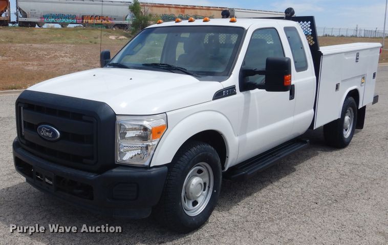 image for item GE9391 2015 Ford F350 Super Duty  SuperCab utility bed pickup truck