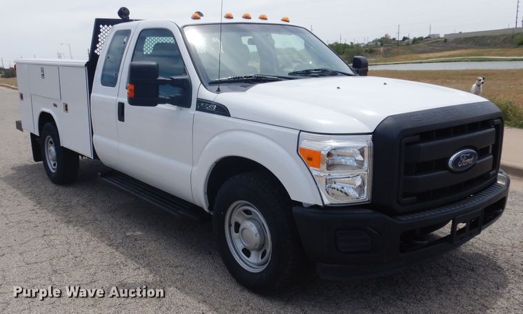 image for item GE9391 2015 Ford F350 Super Duty  SuperCab utility bed pickup truck