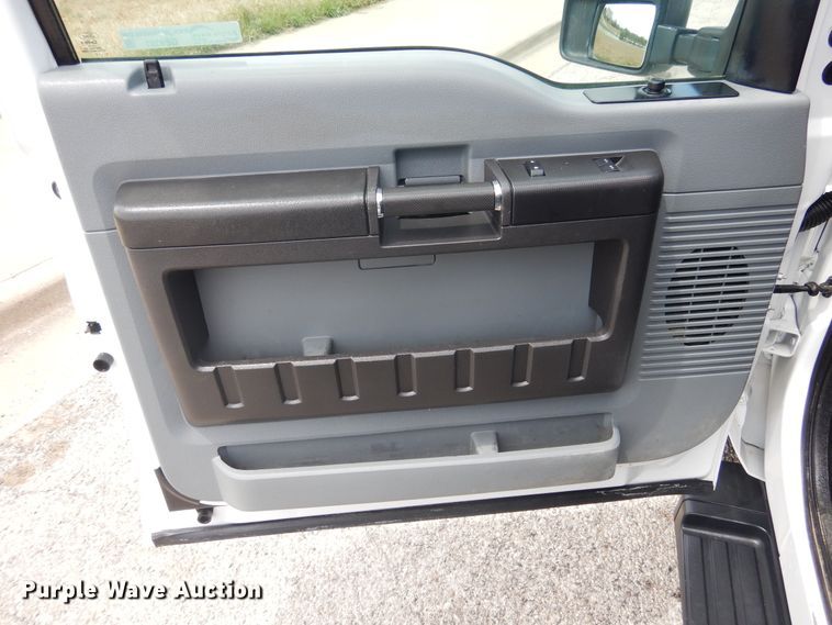 image for item GE9391 2015 Ford F350 Super Duty  SuperCab utility bed pickup truck