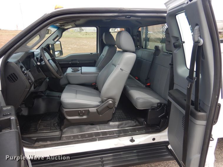 image for item GE9391 2015 Ford F350 Super Duty  SuperCab utility bed pickup truck