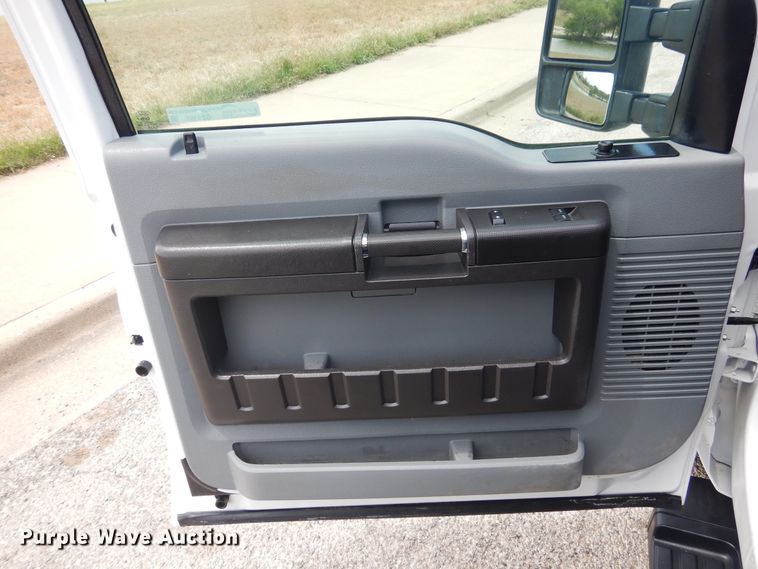 image for item GE9391 2015 Ford F350 Super Duty  SuperCab utility bed pickup truck