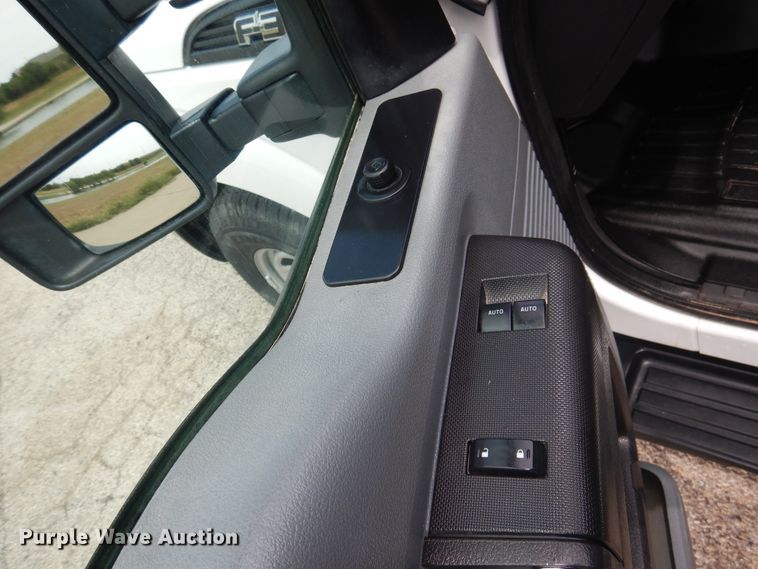 image for item GE9391 2015 Ford F350 Super Duty  SuperCab utility bed pickup truck