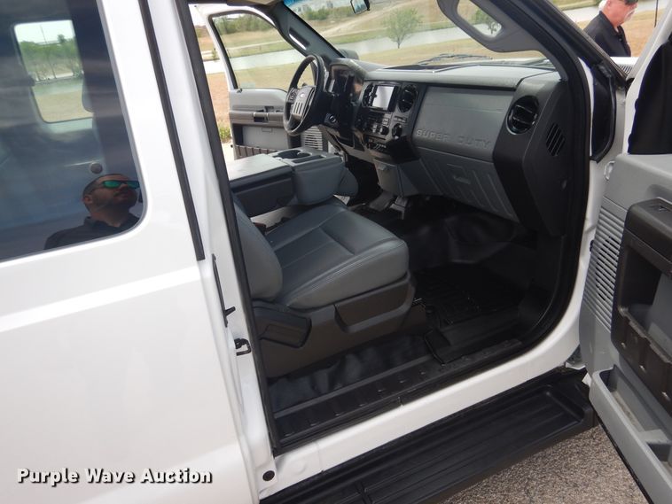 image for item GE9391 2015 Ford F350 Super Duty  SuperCab utility bed pickup truck