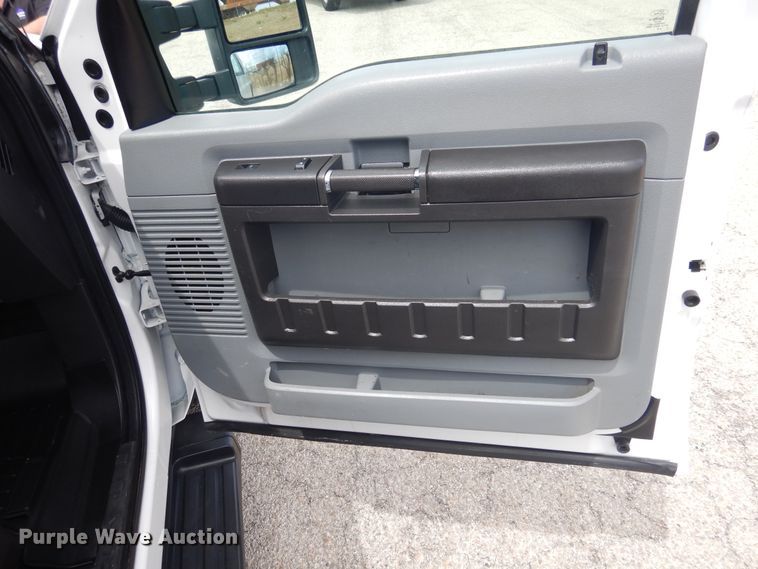 image for item GE9391 2015 Ford F350 Super Duty  SuperCab utility bed pickup truck