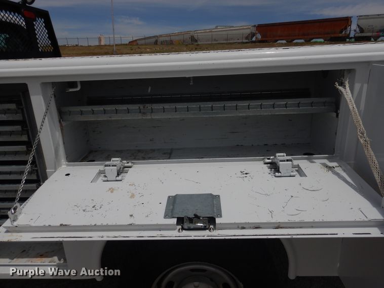 image for item GE9391 2015 Ford F350 Super Duty  SuperCab utility bed pickup truck