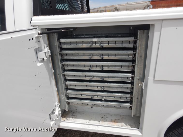 image for item GE9391 2015 Ford F350 Super Duty  SuperCab utility bed pickup truck