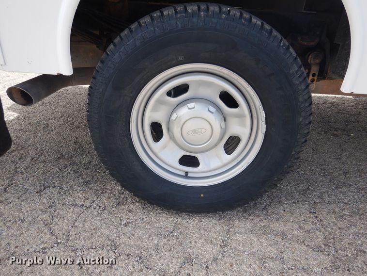 image for item GE9391 2015 Ford F350 Super Duty  SuperCab utility bed pickup truck