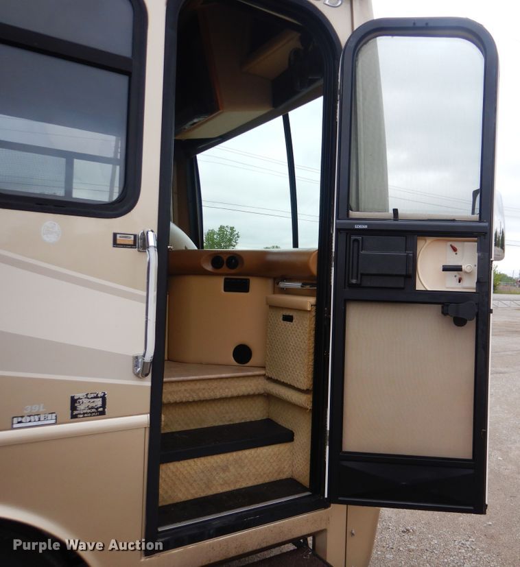 image for item GF9161 2005 Fleetwood Discovery  RV