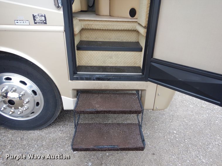 image for item GF9161 2005 Fleetwood Discovery  RV