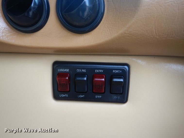 image for item GF9161 2005 Fleetwood Discovery  RV