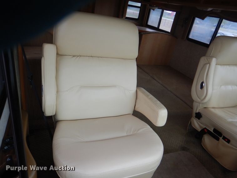image for item GF9161 2005 Fleetwood Discovery  RV