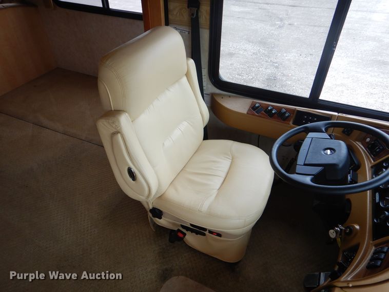 image for item GF9161 2005 Fleetwood Discovery  RV