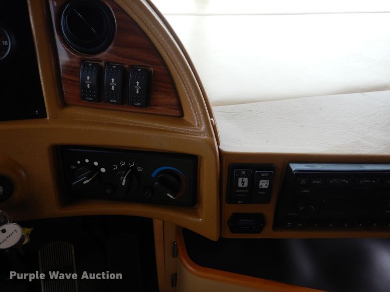 image for item GF9161 2005 Fleetwood Discovery  RV