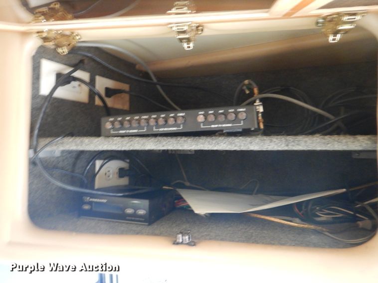 image for item GF9161 2005 Fleetwood Discovery  RV