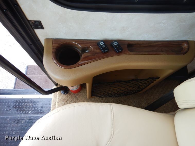 image for item GF9161 2005 Fleetwood Discovery  RV