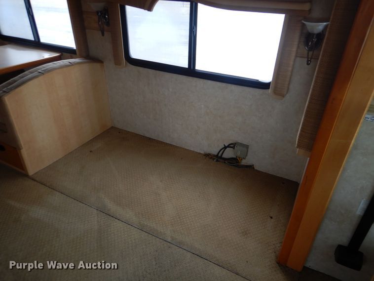 image for item GF9161 2005 Fleetwood Discovery  RV