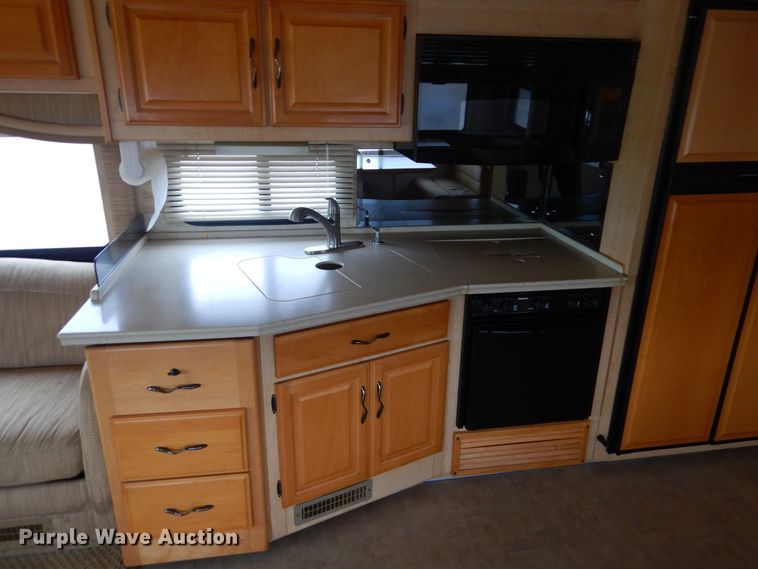 image for item GF9161 2005 Fleetwood Discovery  RV
