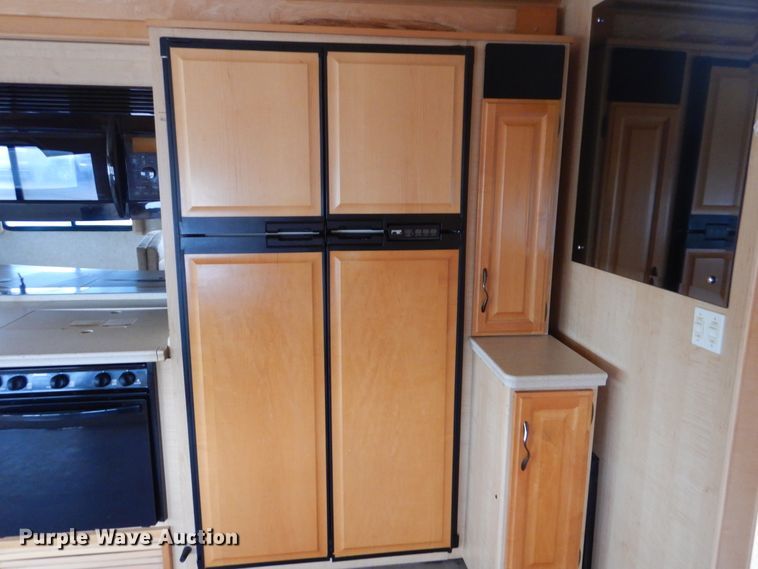 image for item GF9161 2005 Fleetwood Discovery  RV