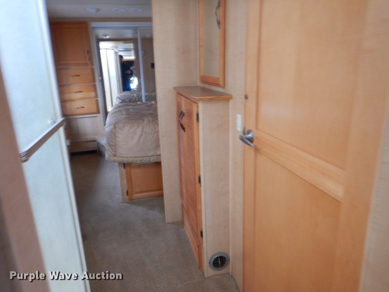 image for item GF9161 2005 Fleetwood Discovery  RV