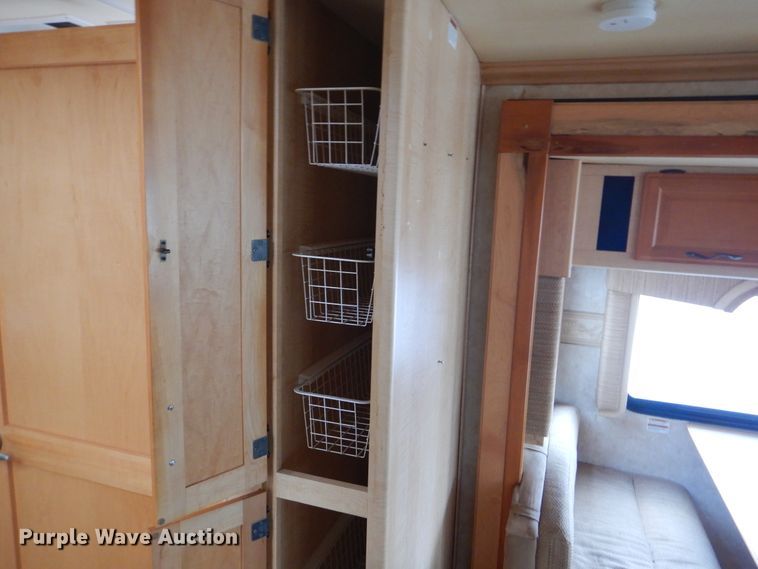 image for item GF9161 2005 Fleetwood Discovery  RV