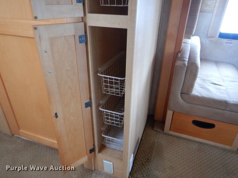 image for item GF9161 2005 Fleetwood Discovery  RV