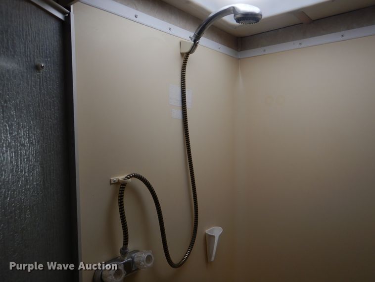 image for item GF9161 2005 Fleetwood Discovery  RV