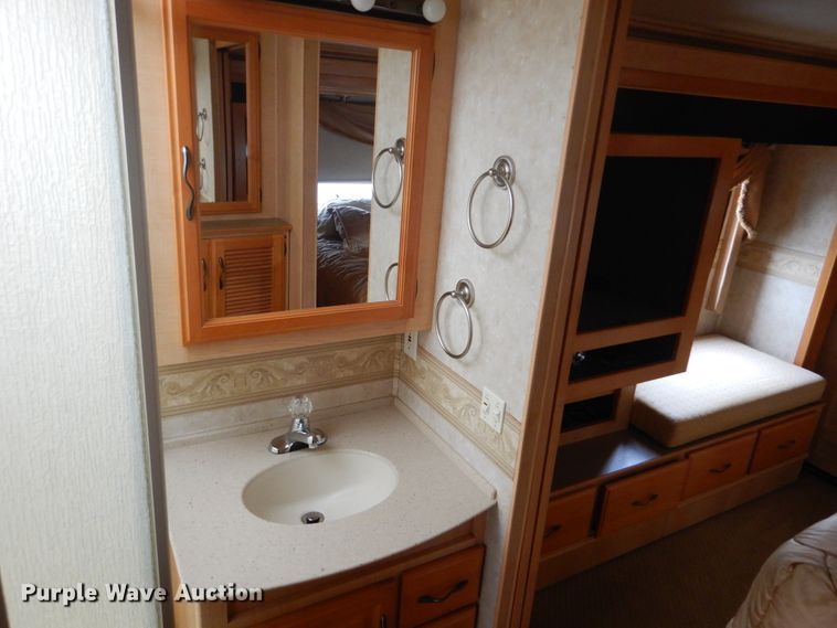 image for item GF9161 2005 Fleetwood Discovery  RV