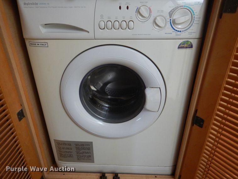 image for item GF9161 2005 Fleetwood Discovery  RV