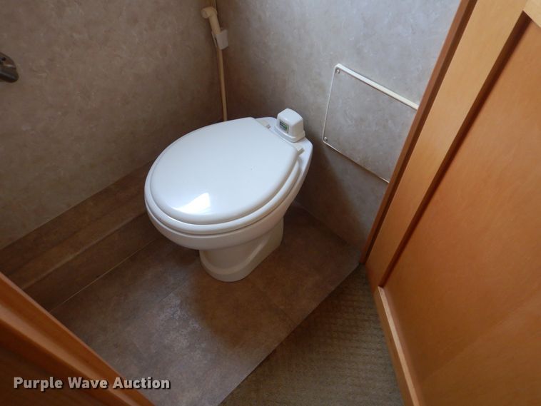 image for item GF9161 2005 Fleetwood Discovery  RV