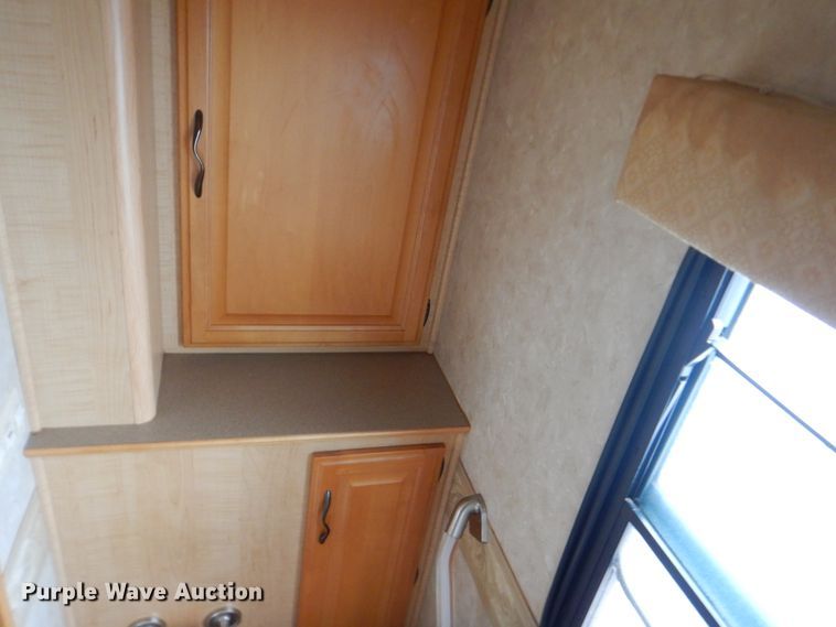 image for item GF9161 2005 Fleetwood Discovery  RV