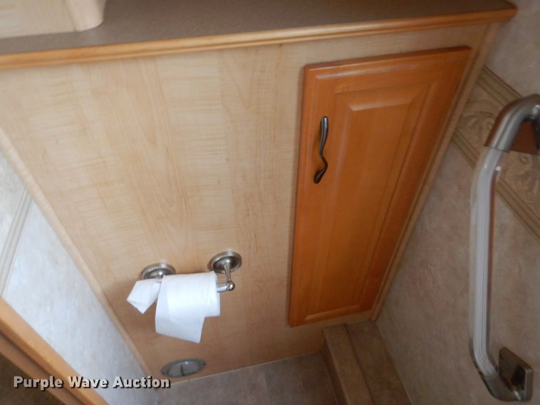 image for item GF9161 2005 Fleetwood Discovery  RV