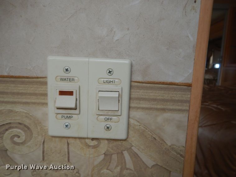 image for item GF9161 2005 Fleetwood Discovery  RV