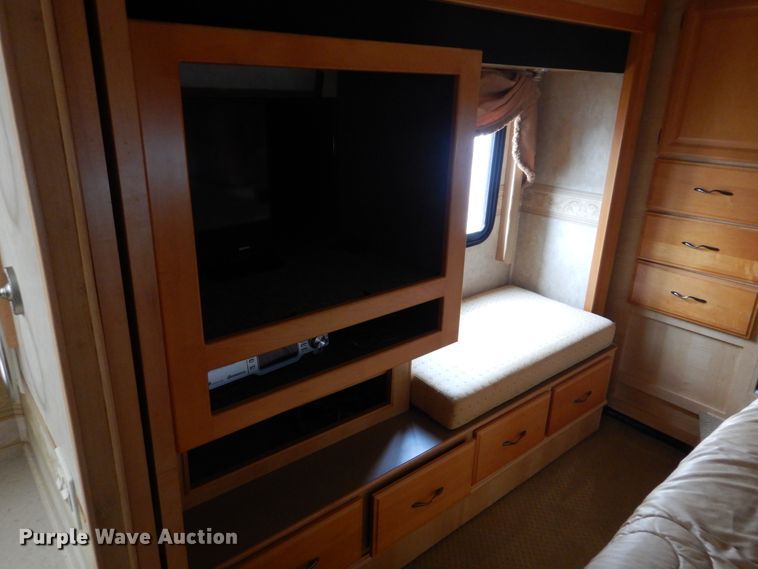 image for item GF9161 2005 Fleetwood Discovery  RV